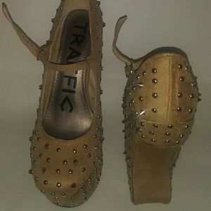 A pair o pumps by traffic